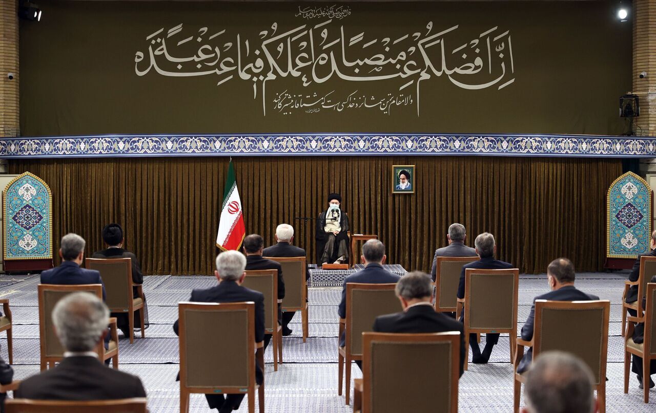 Supreme Leader receives President Rouhani and his cabinet members