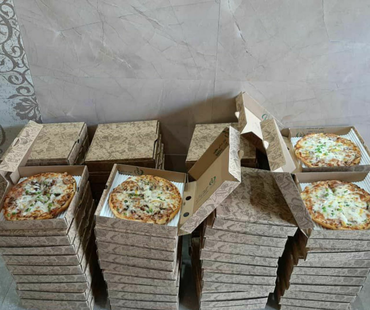 جمعی از کودکان مشهدی در راستای رسیدن به آرزوی خود پیتزا هدیه گرفتند
