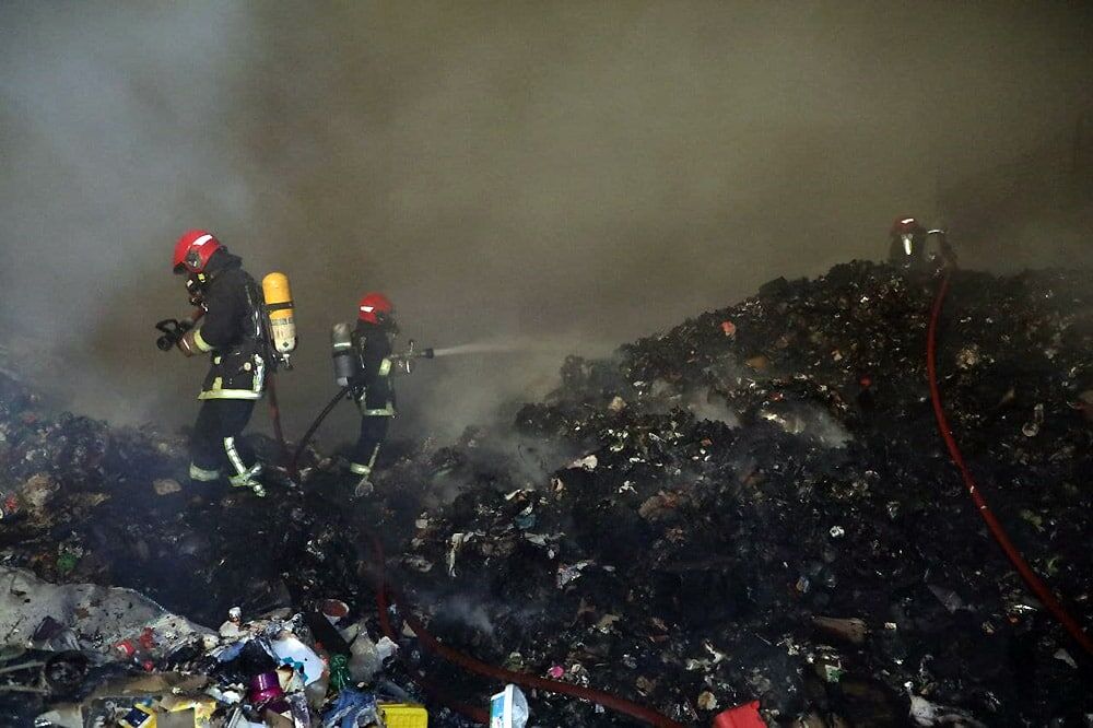 آتش‌سوزی سنگین انبار ضایعات پلاستیک در شرق مشهد مهار شد