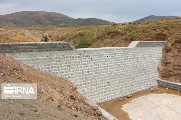 ایجاد بند خاکی، راهکار کنترل خسارت باران و خشکسالی در گلستان