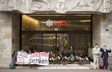 پلیس سوئیس 30 معترض را بازداشت کرد