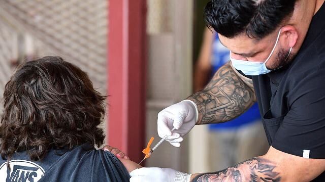 آمریکایی‌ها برای دریافت سومین دوز واکسن مدارک پزشکی را دستکاری می‌کنند