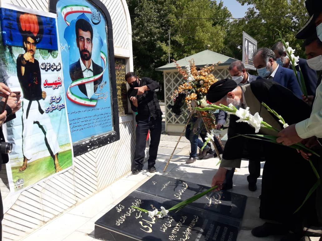 گلزار شهدای بروجرد غبار روبی و عطرافشانی شد