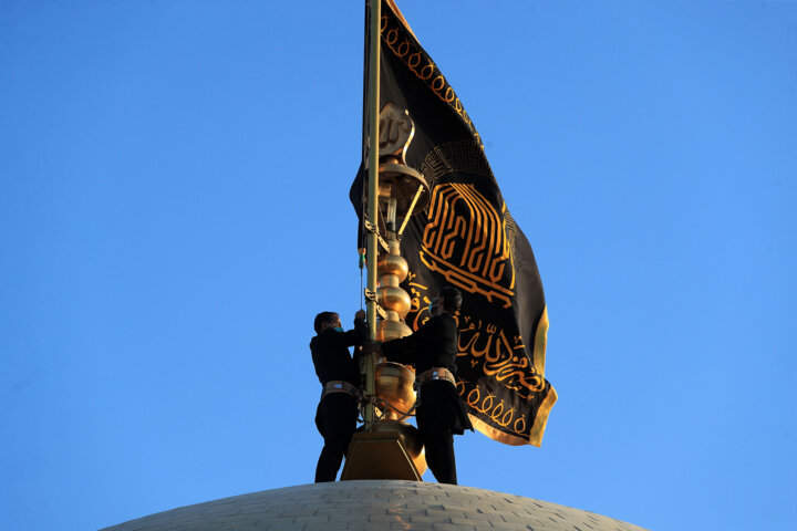 پرچم عزای حسینی بر گنبد حرم امام رضا(ع)