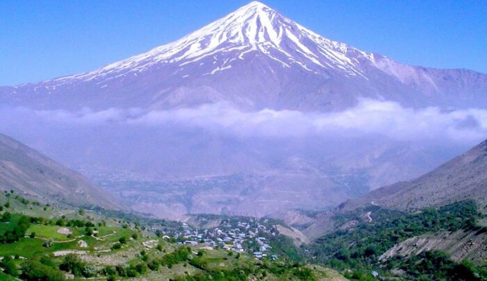 هنرنمایی یک شیرازی با توپ فوتبال بر فراز قله دماوند