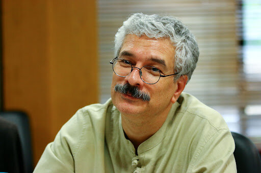 فرزاد ادیبی تندیس جدید جشنواره هنرهای تجسمی جوانان را طراحی کرد