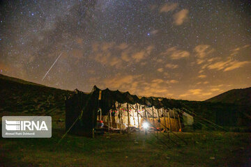 来到伊朗西南部山区仰望流星雨