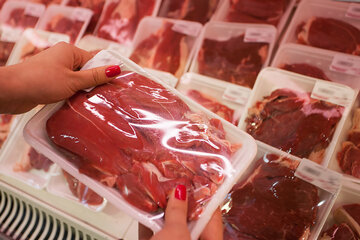 یک هزارو ۴۰۰ بسته گوشت گرم گوسفندی به نیازمندان مینابی اهدا شد