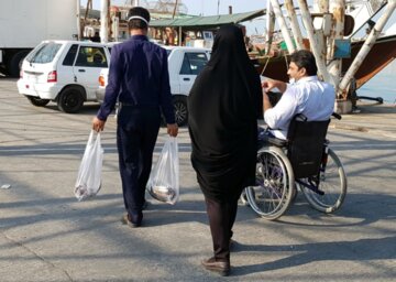 فروش میگو روی اسکله در بوشهر‎