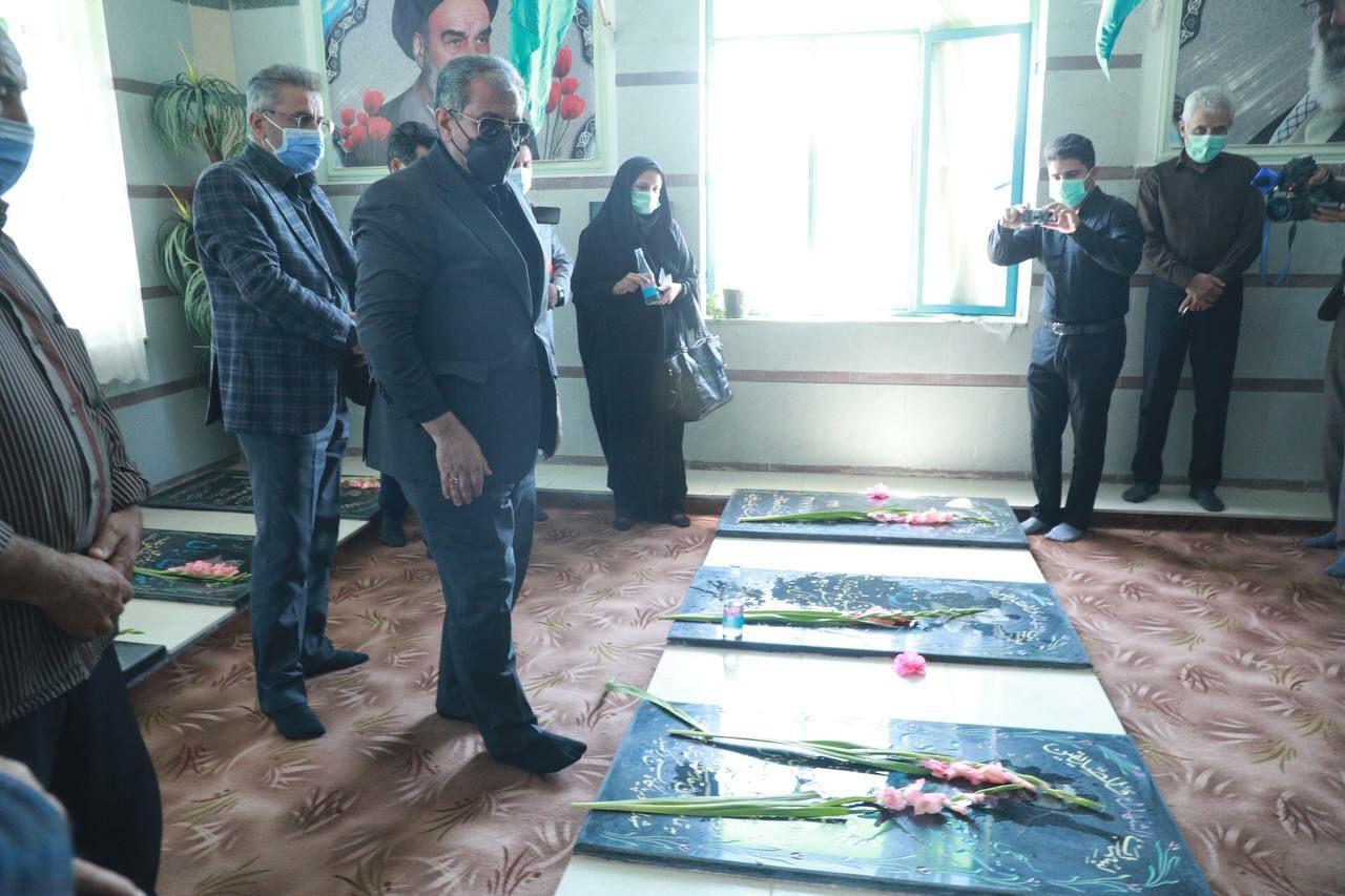 استاندار قزوین به مقام شامخ شهدای آبیک ادای احترام کرد