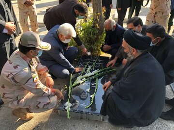 غبارروبی و عطرافشانی مزار شهدا به مناسبت هفته دولت در سلماس