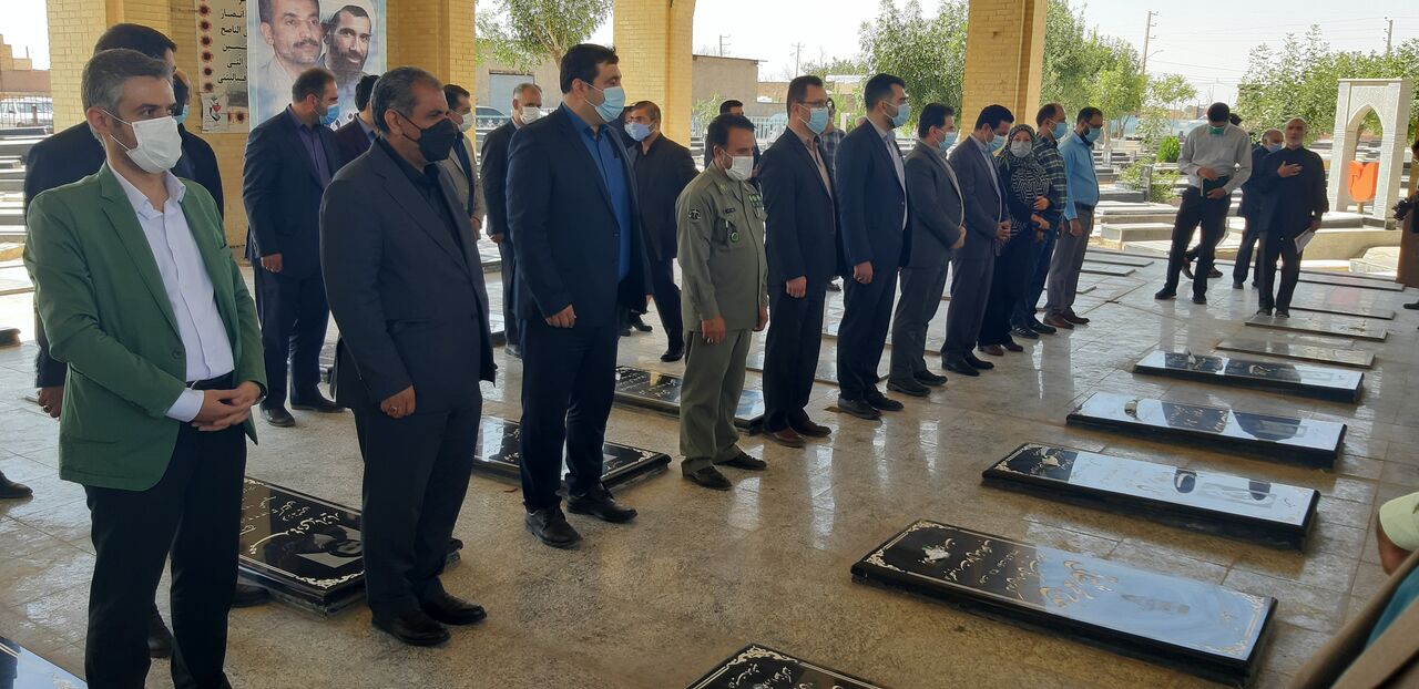 استاندار قزوین به مقام شامخ شهدای تاکستان ادای احترام کرد