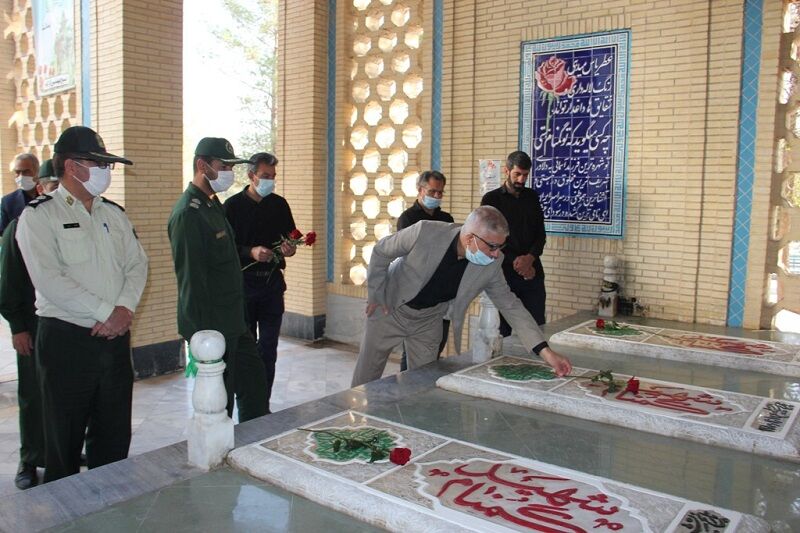 همزمان با هفته دولت گلزار شهدای ابرکوه گلباران شد