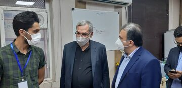 وزیر بهداشت از یک مرکز واکسیناسیون اهواز بازدید کرد