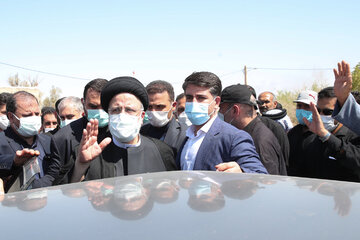 بازدید هوایی رئیس جمهور از منطقه دشت آزادگان و هورالعظیم و حضور در میان مردم روستاهای اطراف هویزه