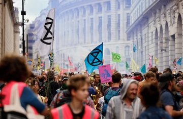 بازداشت ۳۶۷ فعال محیط زیست در لندن