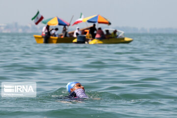 Une ado iranienne bat le record de la plus longue nage dans les eaux libres asiatiques