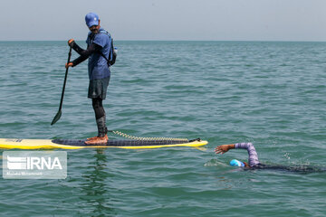 Une ado iranienne bat le record de la plus longue nage dans les eaux libres asiatiques