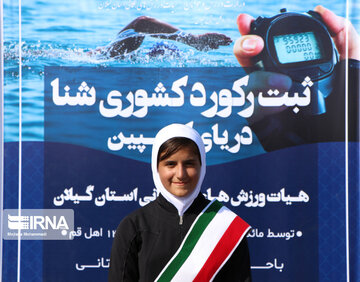 Une ado iranienne bat le record de la plus longue nage dans les eaux libres asiatiques