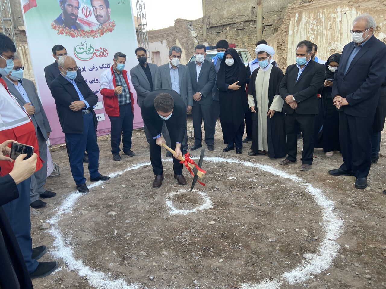 ساخت مجتمع دارویی و درمانی هلال احمر کرمان آغاز شد