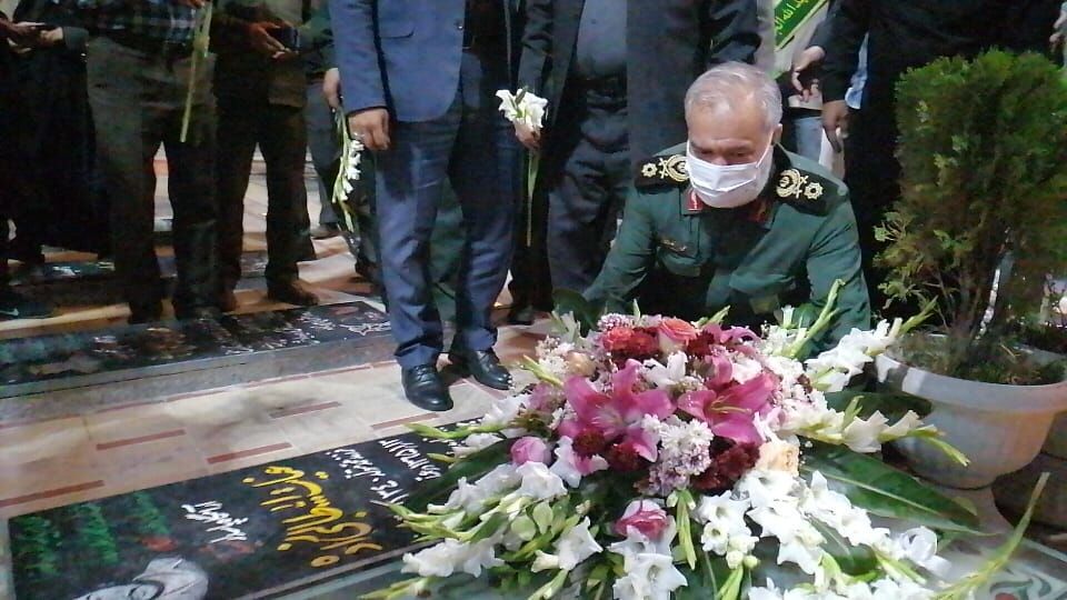 جانشین فرمانده کل سپاه به مقام شامخ شهدای کرمان ادای احترام کرد