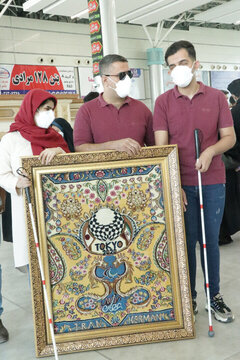 Un tapis persan tissé par les artistes non-voyants pour célébrer la victoire des para-athlètes iraniens aux Jeux paralympiques 2020