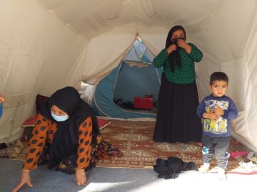مهاجران و مستاجران؛ خانه به دوش های شهر زلزله زده سی سخت