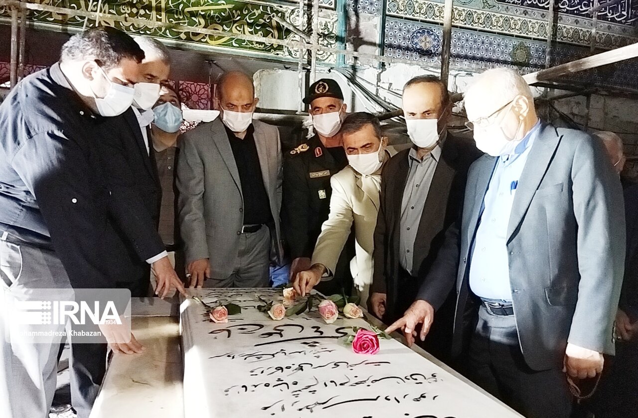 فیلم - ادای احترام وزیر کشور به مقام شامخ شهدا در گلزار شهدای اهواز 