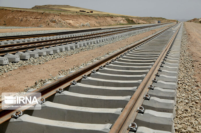 احداث راه آهن ایران به عراق با حضور الکاظمی در مجلس بررسی شد
