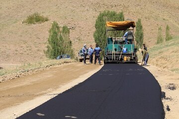 معدن طلای تکاب هزینه ۵۰ میلیارد ریالی آسفالت روستای آقدره را تقبل کرد