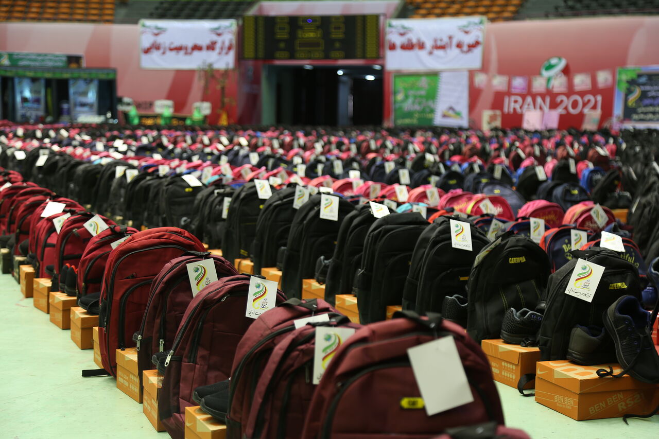 ۴۰۰ بسته لوازم التحریر بین دانش‌آموزن بهزیستی پیشوا توزیع شد