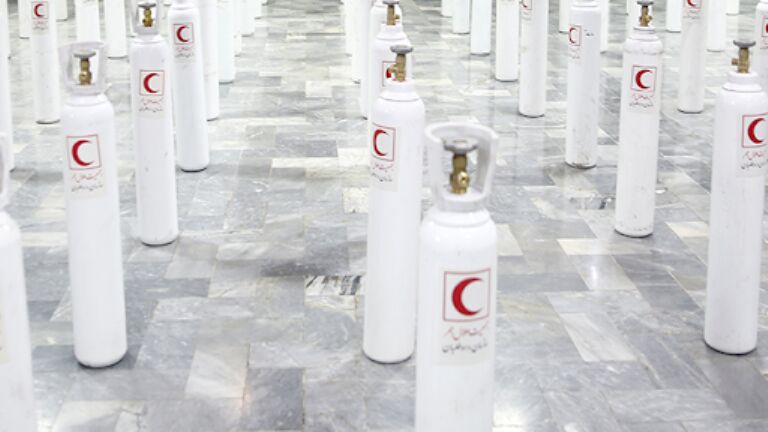 بیماران کرونایی از بانک امانات هلال احمر گناوه بهره‌مند شدند 