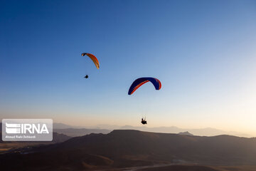 Un site de parapente dans les montagnes de Zagros au centre d’Iran