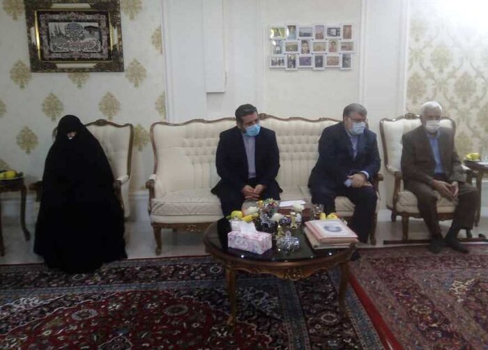 وزیر فرهنگ و ارشاد اسلامی با خانواده یک شهید مشهدی دیدار کرد