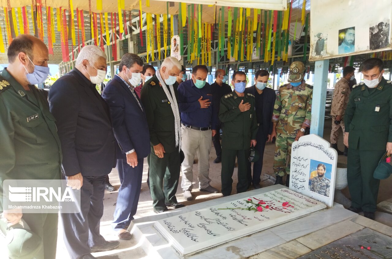 ادای احترام فرماندهان نظامی خوزستان به شهدای دفاع مقدس در اهواز