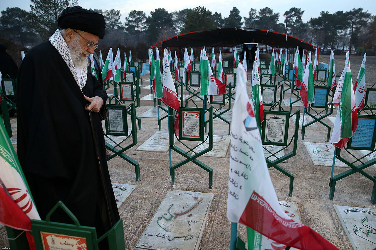 شہداء کے خون پاک نے ایران کی اہلیت کو تاریخ کے چہرے پر ریکارڈ کیا: آیت اللہ خامنہ ای