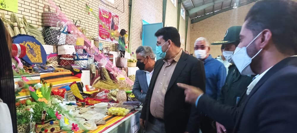 بازارچه صنایع دستی و محصول خانگی در بخش فارغان حاجی آباد راه اندازی شد