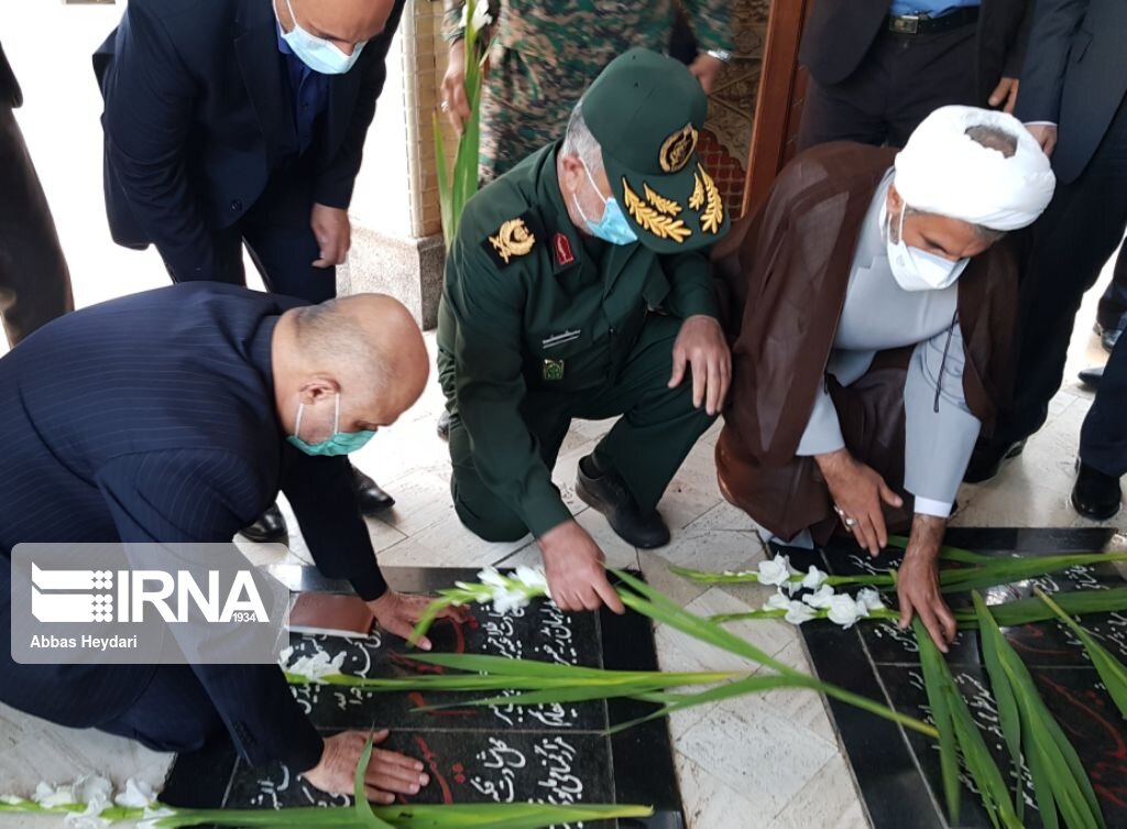 گلزار شهدا شهر بوشهر با حضور وزیر کشور عطرافشانی شد


