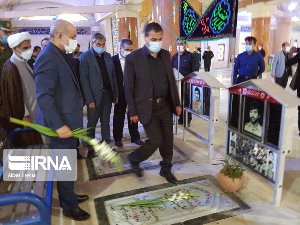 گلزار شهدای شهر بوشهر با حضور وزیر کشور عطرافشانی شد


