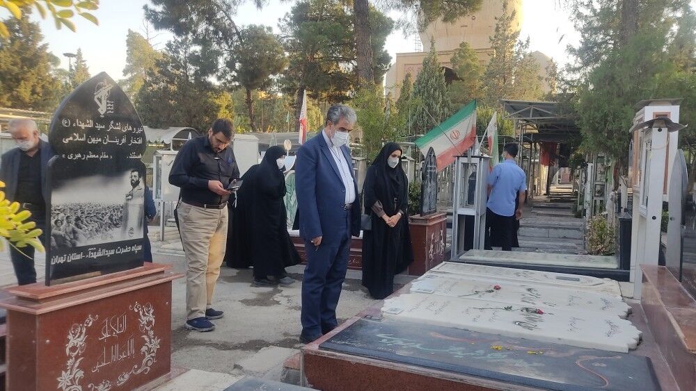 فرهنگیان کرج با امام و شهدا تجدید میثاق کردند