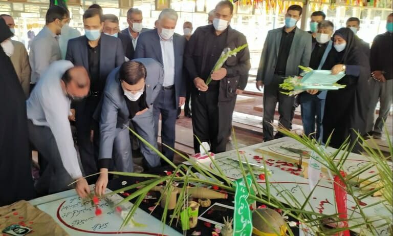 ادای احترام رئیس بنیاد شهید به مقام شامخ شهدا در اهواز 