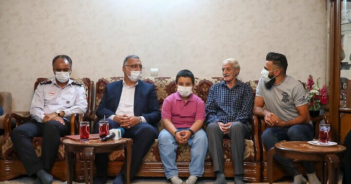 شهردار تهران با خانواده شهید آتش نشان دیدار کرد