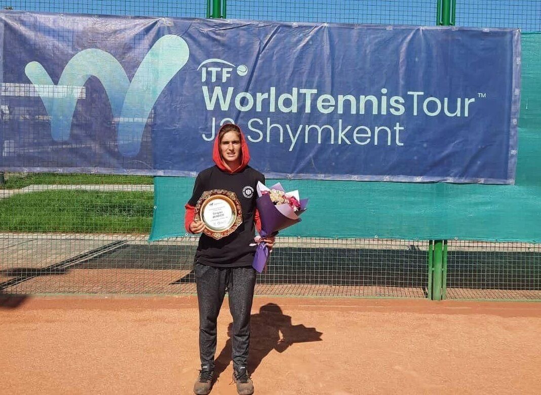 Une joueuse de tennis iranienne couronne le champion du World Tennis Tour