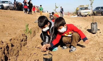 کودکان هرمزگان به نام بزرگان فرهنگی ادبی نهال دوستی می کارند