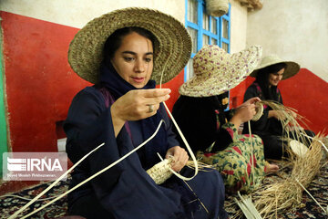 Iran : atelier de la vannerie dans un village à Marivan à l’ouest