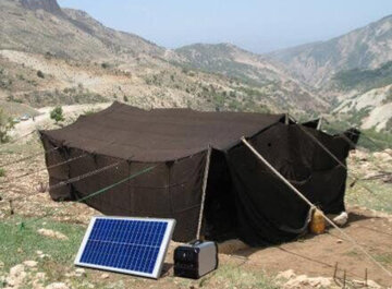 پایان تاریکی سیاه چادرهای عشایر جیرفت با توزیع ۱۸۷ پنل‌ خورشیدی 