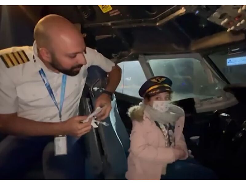 آرزوی کودک مشهدی برای دیدن خلبان برآورده شد