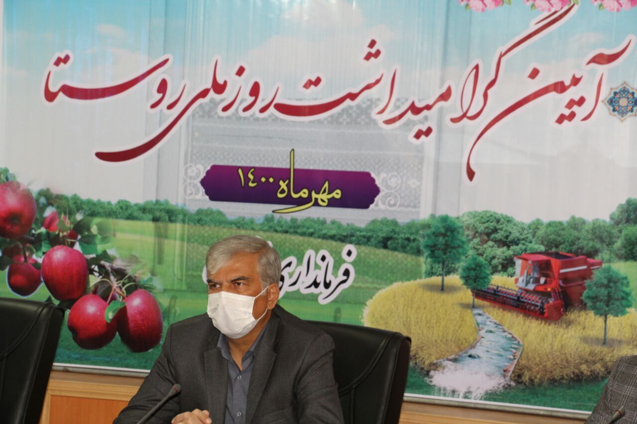 فرماندار: ۲۵ کیلومتر راه روستایی در تکاب آسفالت می‌شود
