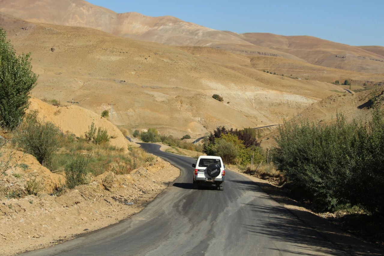 پنج کیلومتر راه سخت‌گذر روستایی در تکاب آسفالت شد