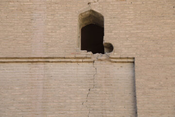 فرونشست زمین در بنای تاریخی مسجد حکیم اصفهان